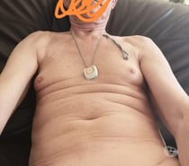 Je cherche un bel homme mince rasé pour m'accompagner