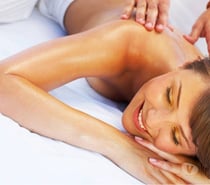 Massage de Miss sous les yeux de Mister....