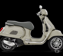 Qui viens promener en vespa