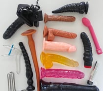 Quelle jeune femme veut venir s'amuser avec mes sex toys?