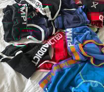 Un mec jeune mannequin en manque de boxer