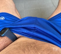 J aime avoir une main dans mon short