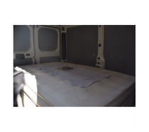 Homme lèche femme dans sa camionnette