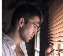 Homme offre moment agréables entre hommes.