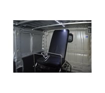 Homme lèche Femme sur chaises gynéco dans sa camionnette