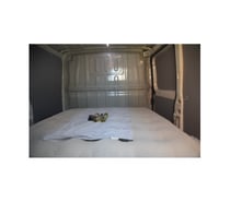 Homme lèche femme dans sa camionnette