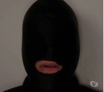 Videur de couilles cagoulé entièrement