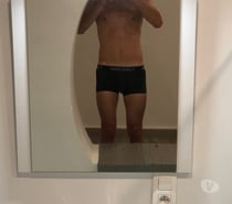 Jeune homme aime sucer la bite
