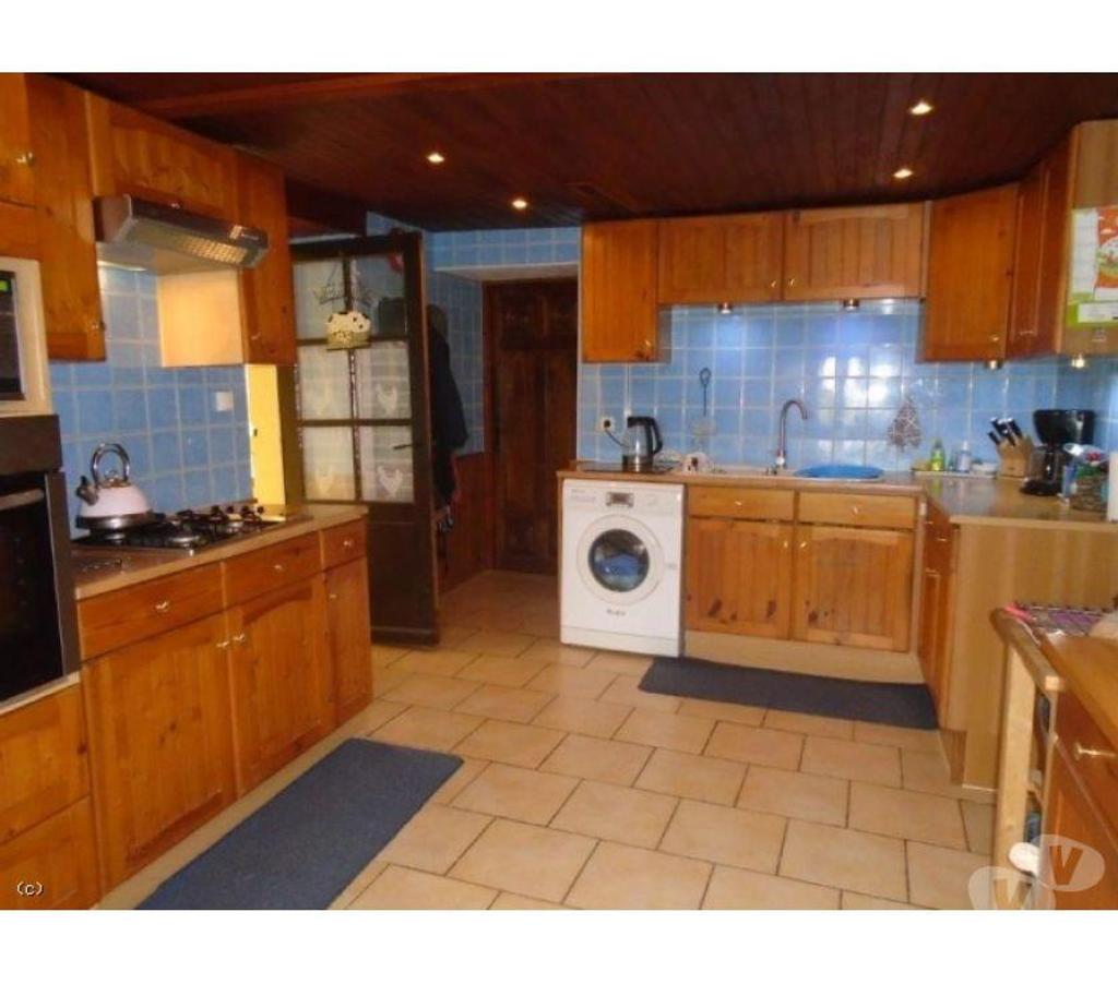 Charmante propriété en pierre avec 4 chambres, grange et vue imprenable à Sauzé-Vaussais