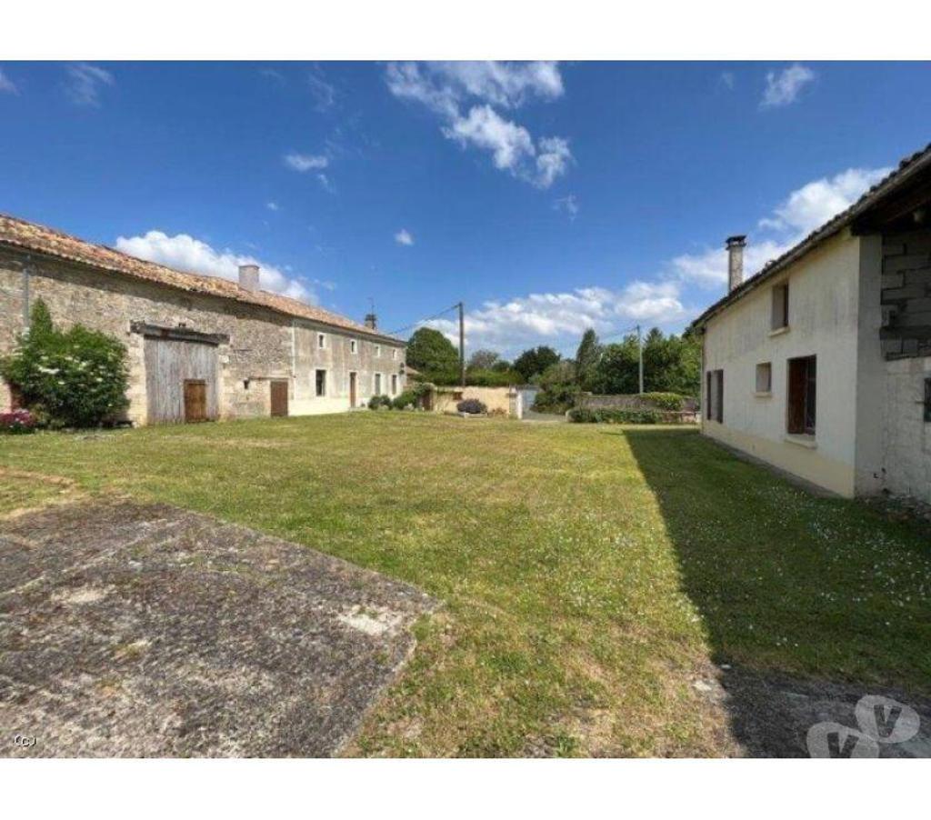 Propriété avec 2 maisons, grand jardin et dépendances dans les Deux-Sèvres - Vue sur la campagne - Proximité Chef Boutonne - Potentiel de rénovation - Contactez-nous