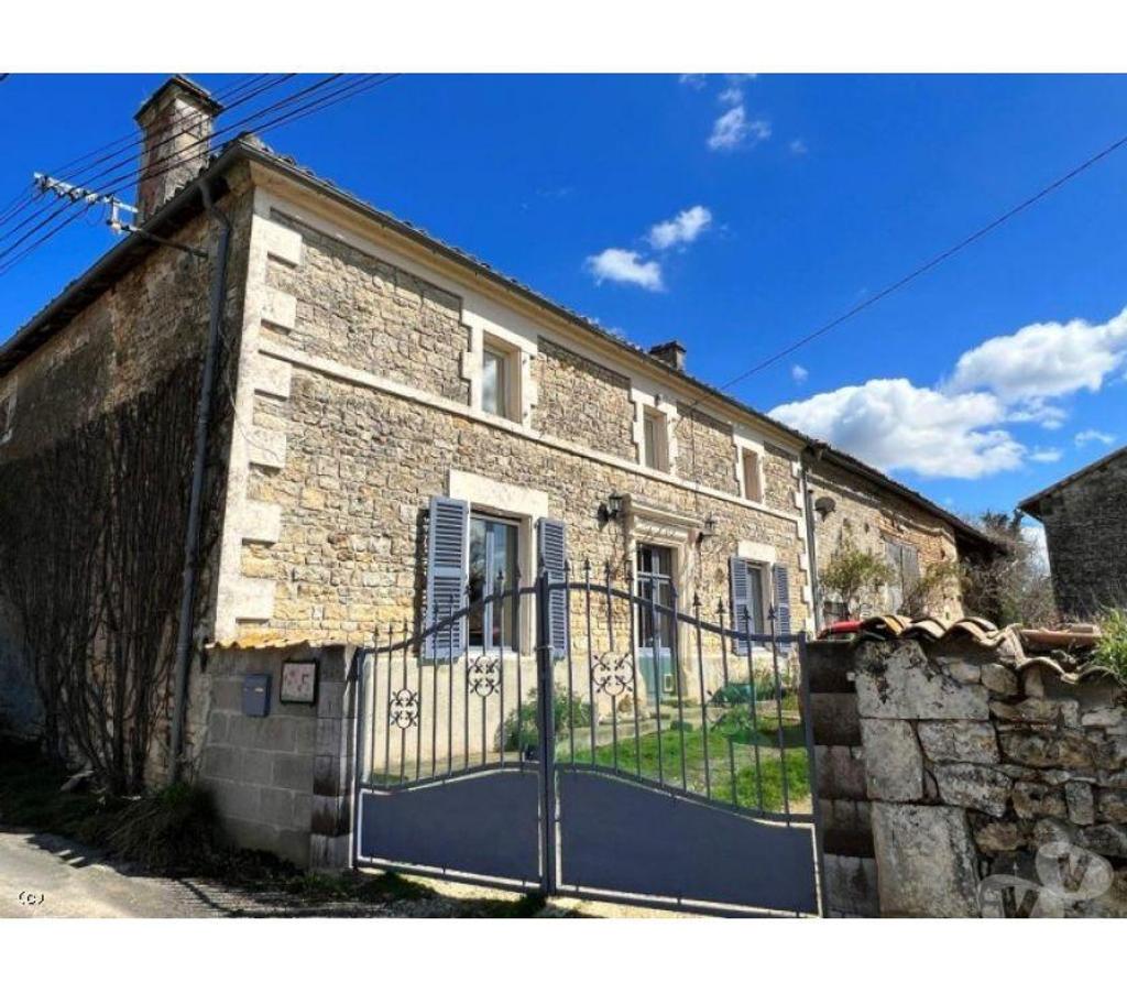 Maison ancienne avec jardin et dépendances à Sauzé-Vaussais - 3 chambres, pièces lumineuses, chauffage central pompe à chaleur - Hameau calme