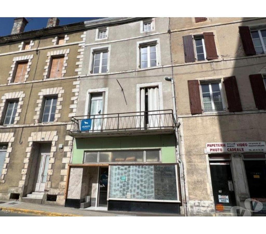 Immeuble de rapport avec espace commercial et 5 studios à Mansle - Potentiel locatif attractif dans un quartier prisé