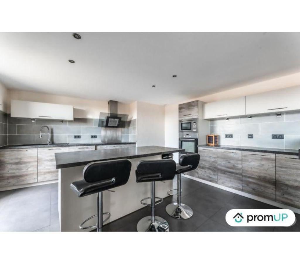 Appartement en souplex de 130 m2 avec 2 chambres et parking privé dans une résidence sécurisée avec espaces verts à Montluçon