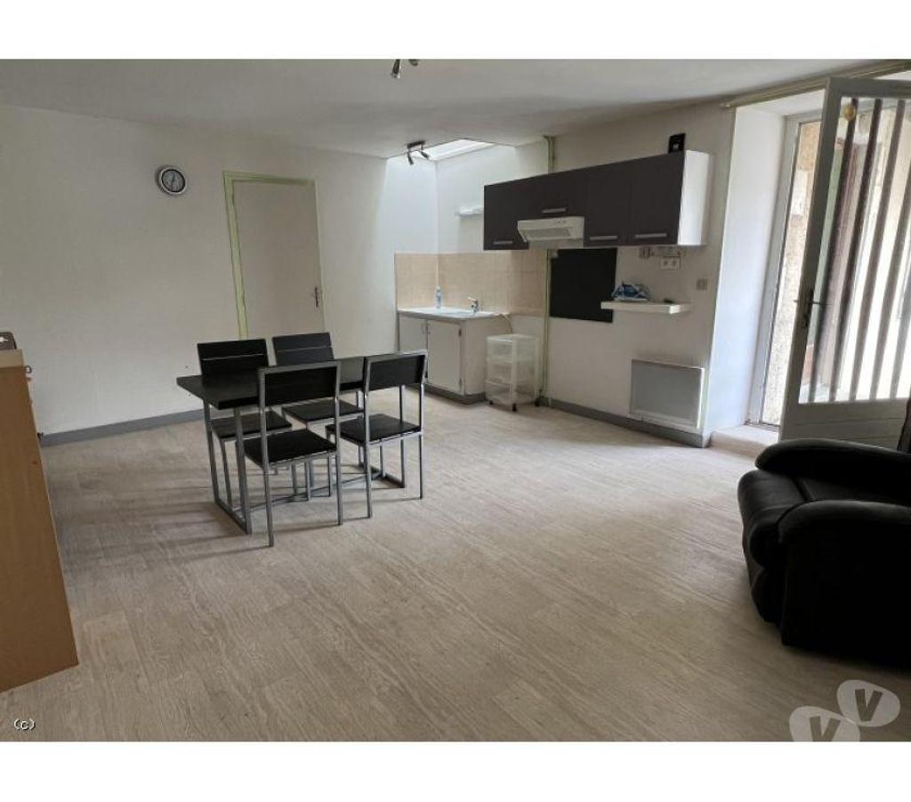 Immeuble de rapport avec local commercial et 3 appartements à Sauzé-Vaussais - Investissez dans le centre-ville avec cour commune et parking individuel pour chaque logement