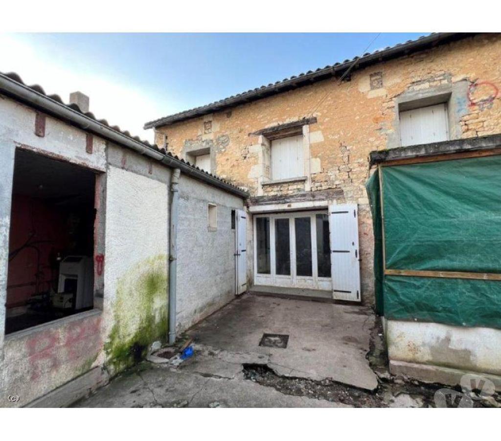 Maison de ville à rénover avec extérieur à Sauzé-Vaussais | Potentiel d'investissement locatif proche commodités | R6927