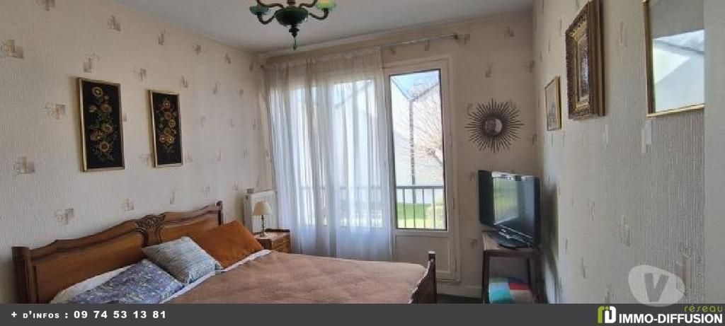 Appartement F3 idéalement situé dans résidence sécurisée avec gardien et espaces verts, proche commodités. Chauffage et eau chaude collectifs, ascenseur. Double place de parking en