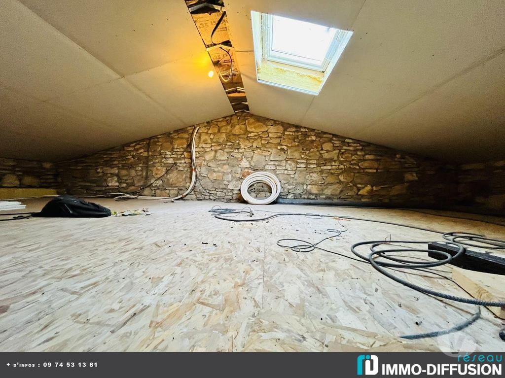 Ancienne grange rénovée avec qualité proche commodités, 166m2 habitables sur 4700m2 de terrain. Idéal pour famille ou activités touristiques. A 20 min de Goudargues