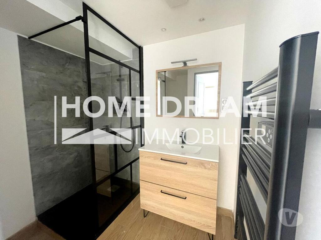 Magnifique T2 de standing en dernier étage à Toulon Est : appartement rénové avec goût, terrasse avec vue dégagée, cuisine moderne.