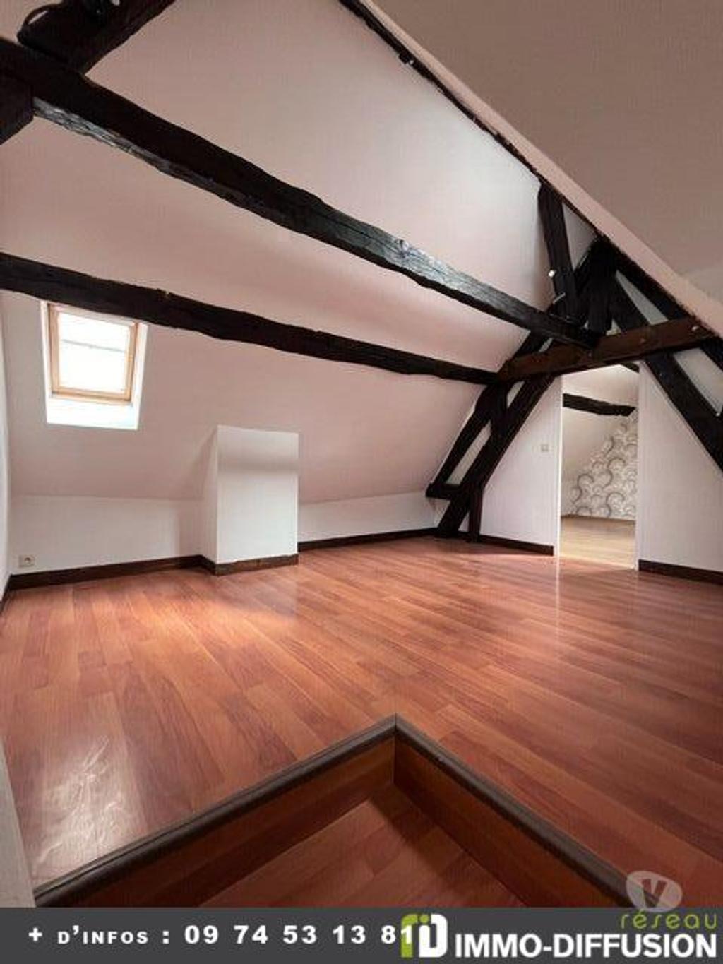 Charmant appartement rénové dans le quartier historique de Troyes avec poutres en bois et éléments sculptés. Cuisine semi-équipée et poutres apparentes pour une touche chaleure