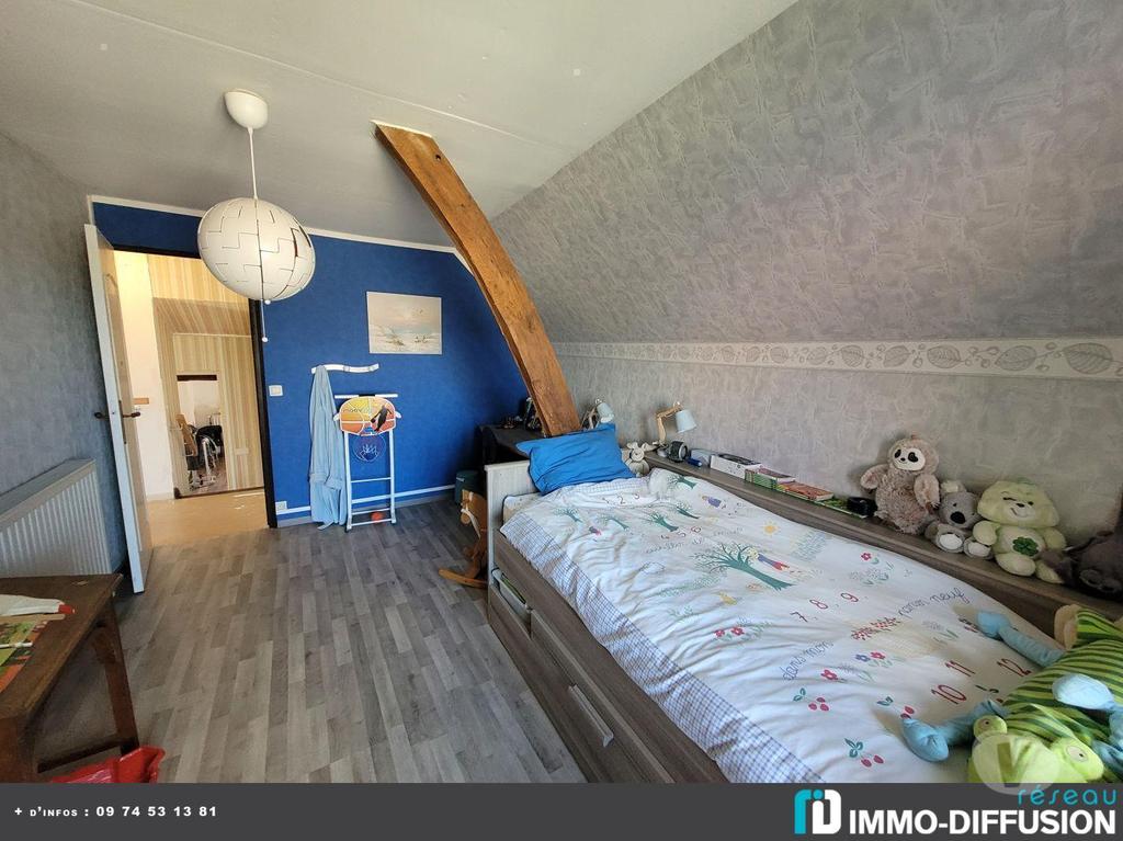 Magnifique maison typique de la Creuse, rénovée avec soin et offrant un cadre de vie idéal à proximité de toutes commodités - 4 chambres, jardin, terrasse et garage - A