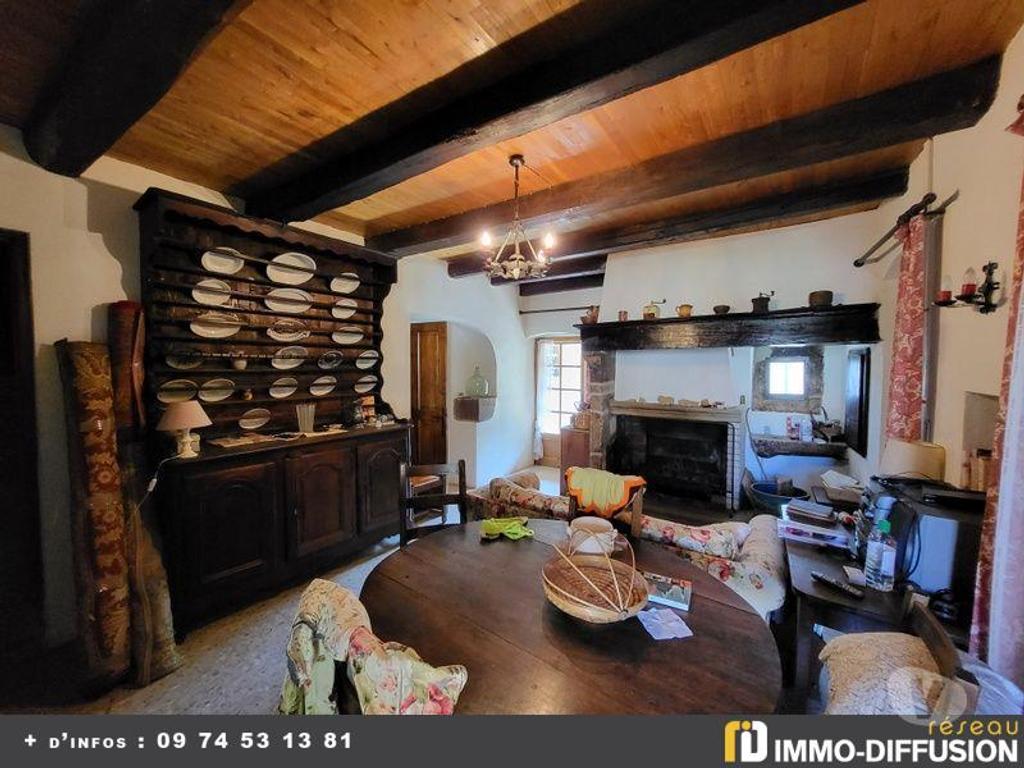 Magnifique bâtisse en pierre de pays de 140m² avec 4 chambres, terrasse couverte et potentiel d'aménagement des combles sur terrain boisé de 6600m². A