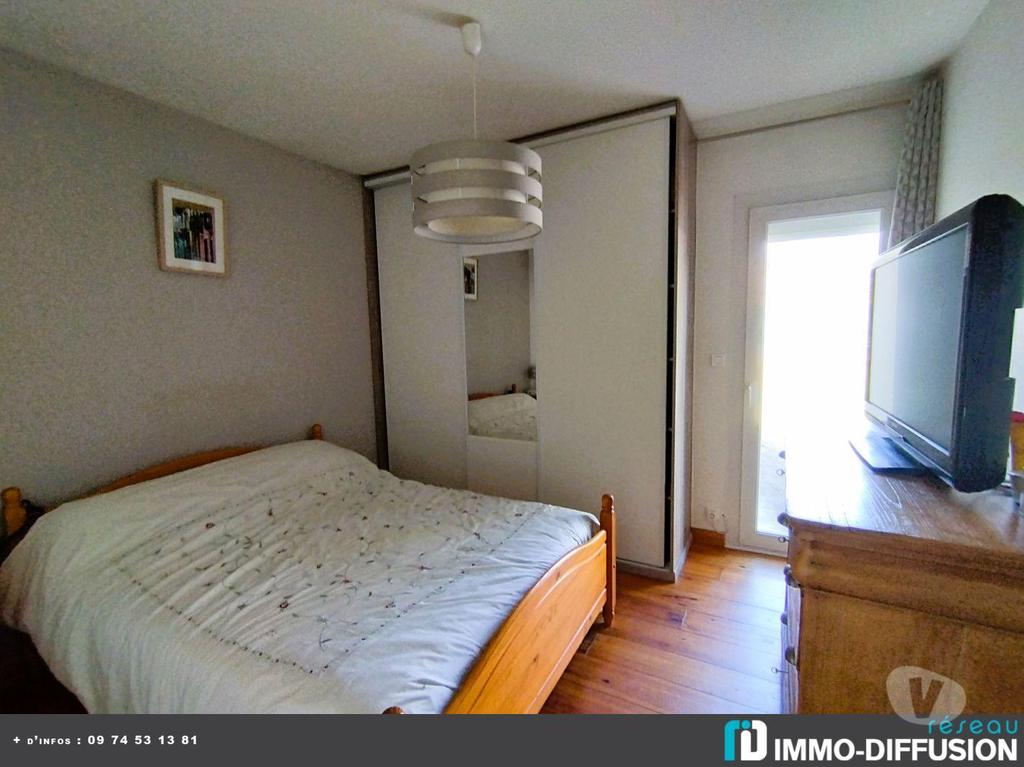 Maison contemporaine avec piscine et grand terrain à Pradines - Proche commodités et écoles - Plain pied avec véranda et cuisine équipée - 3 chambres, bureau et garage - Chauffage fioul et