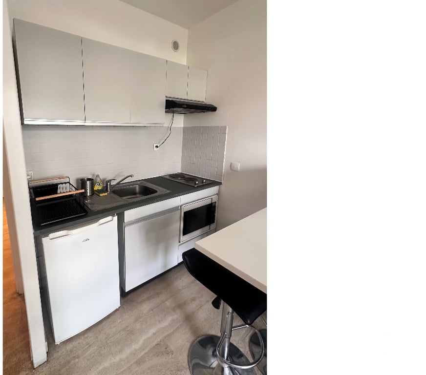 Appartement meublé Bouches-du-Rhône Marseille - Photos Vivastreet Joli studio meublé 21 m2 av du Prado au calme côté jardin