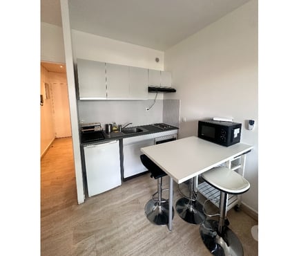 Appartements meublés Marseille Marseille - Photos Vivastreet Joli studio meublé 21 m2 av du Prado au calme côté jardin
