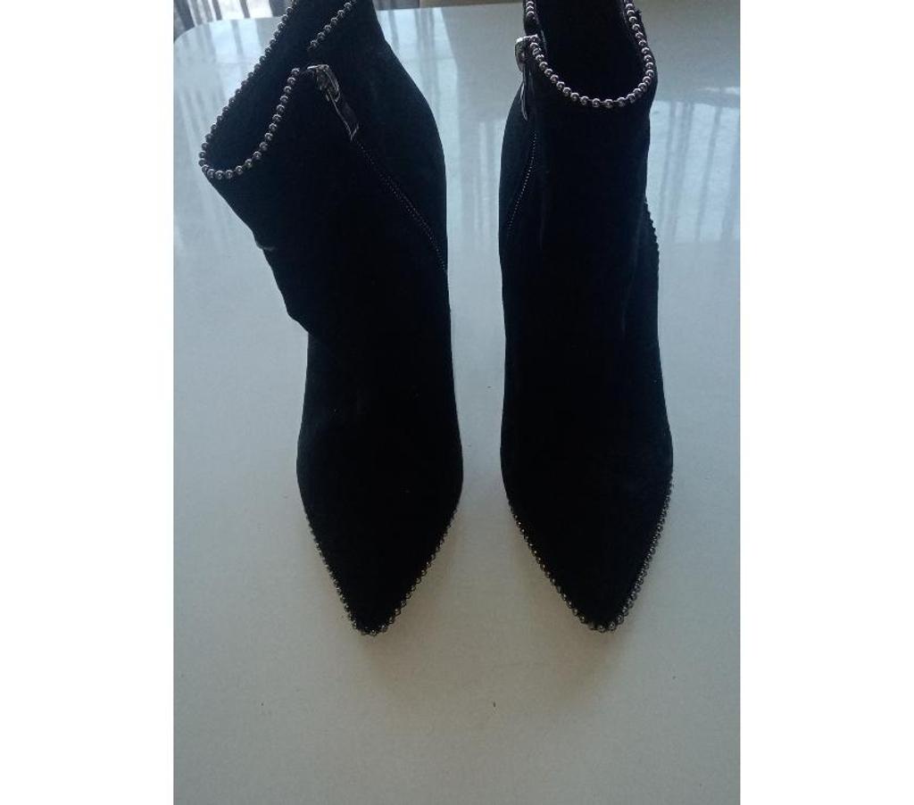Chaussures Yvelines Velizy Villacoublay - 78140 - Photos Vivastreet BOTTINES VELOURS NOIR FEMME