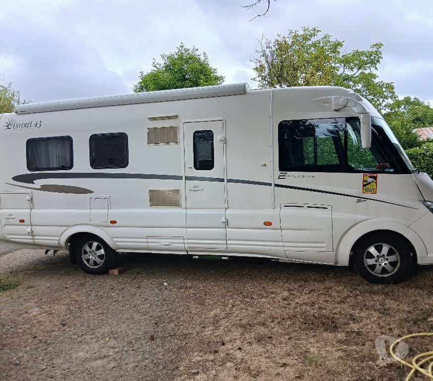 Camping car occasion Côtes-d'Armor Lanvollon - 22290 - Photos Vivastreet CAMPING CAR INTEGRAL ESTEREL EXCLUSIVE 43