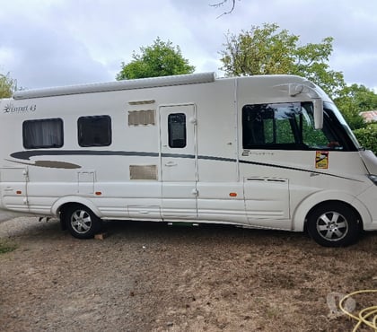 Camping car occasion Lanvollon Côtes-d'Armor - Photos Vivastreet CAMPING CAR INTEGRAL ESTEREL EXCLUSIVE 43