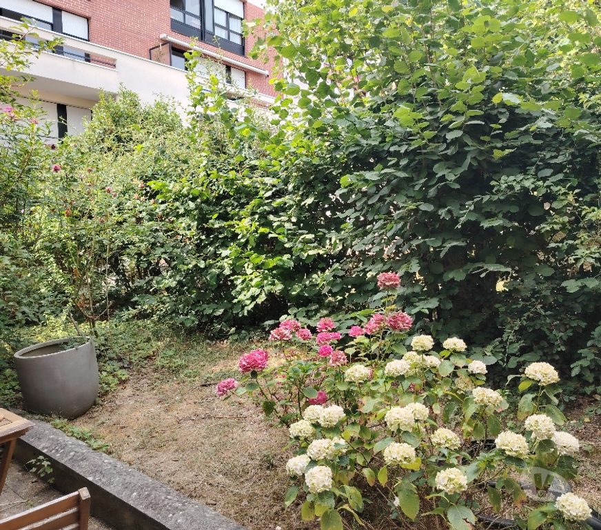 Appartements à vendre Seine-Saint-Denis Montreuil - 93100 - Photos Vivastreet APPARTEMENT TRIPLEX DE 115 M2 + 60 M2 DE JARDIN - MAIRIE DE