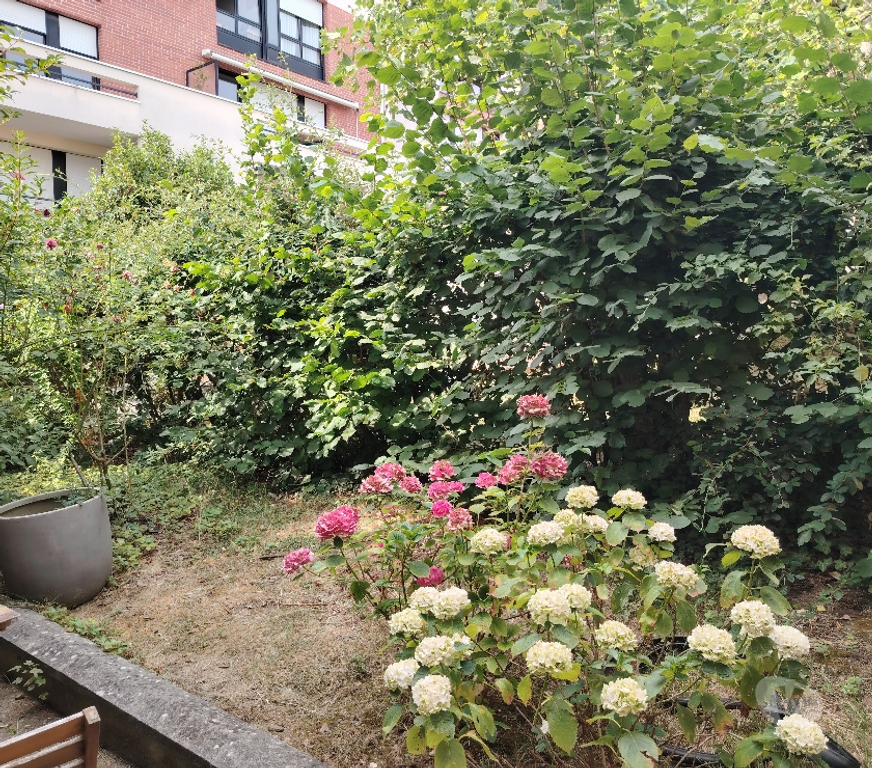 Appartements à vendre Seine-Saint-Denis Montreuil - 93100 - Photos Vivastreet APPARTEMENT TRIPLEX DE 115 M2 + 60 M2 DE JARDIN - MAIRIE DE
