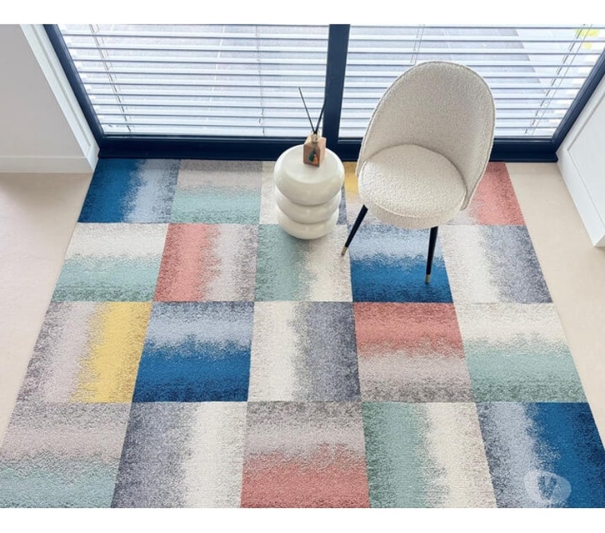 Ameublement & art de la table Nord Lille - Photos Vivastreet Mélange joyeux et coloré de dalles de moquette d'Interface