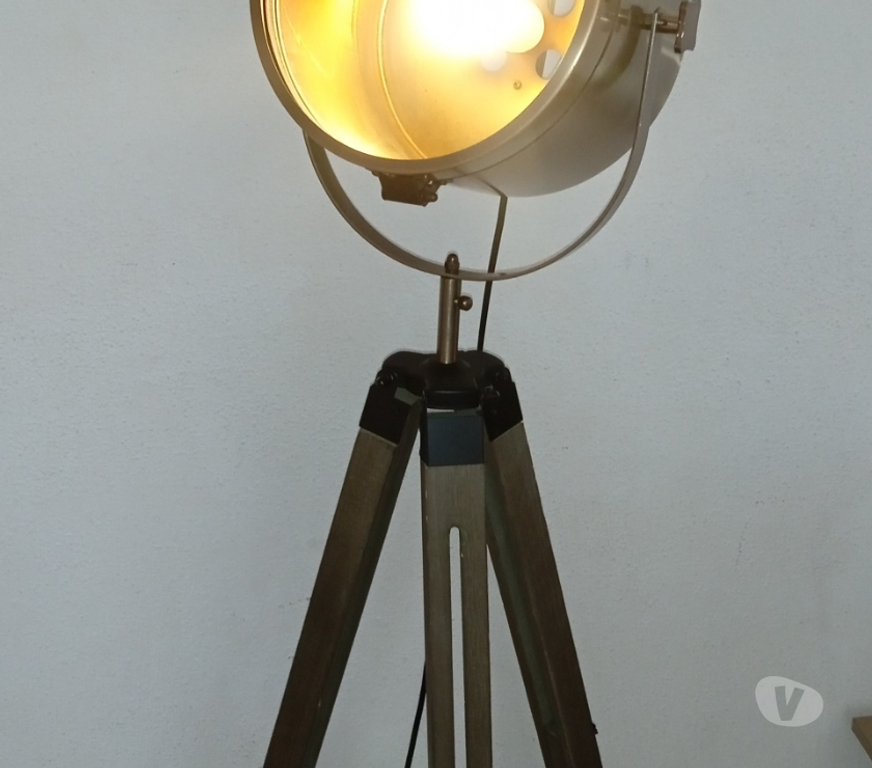 Ameublement & art de la table Pyrénées-Orientales Perpignan - Photos Vivastreet 2 lampadaires trépied style industriel