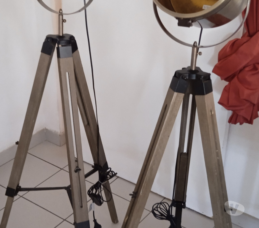 Ameublement & art de la table Pyrénées-Orientales Perpignan - Photos Vivastreet 2 lampadaires trépied style industriel