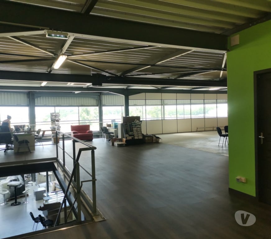 bureaux locaux Jura Dole - Photos Vivastreet Entrepôt bureaux showroom 700 m2 à louer à Dole