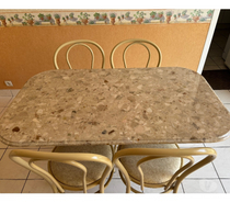 Table de cuisine avec 4 chaises