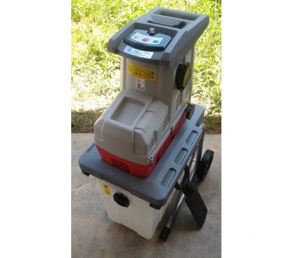 Bricolage - Jardin - Outillage Plaisance du Touch Haute-Garonne - Photos Vivastreet Location broyeur de végétaux et branches 3000W
