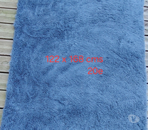 Tapis bleu moelleux