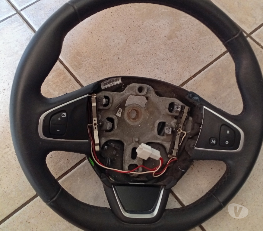 Pièces et services auto Bouches-du-Rhône Vitrolles - 13127 - Photos Vivastreet Vend volant clio4