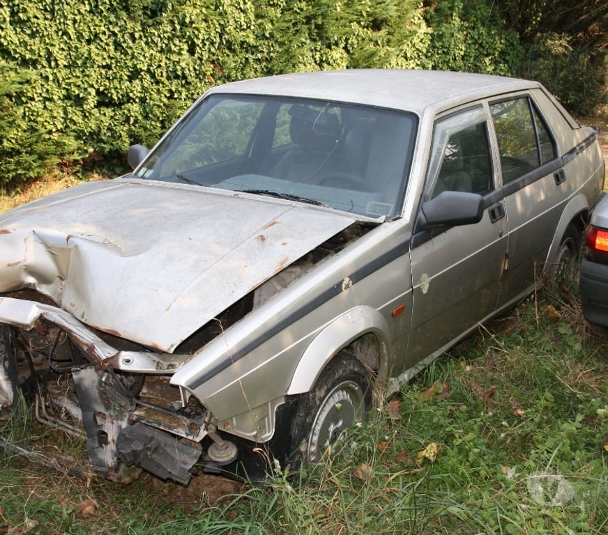 Voiture de collection Tarn Montdragon - 81440 - Photos Vivastreet ALFA ROMEO 75 TWIN SPARK léger choc avant 101269 km