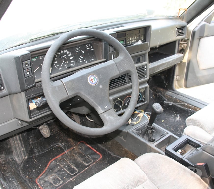 Voiture de collection Tarn Montdragon - 81440 - Photos Vivastreet ALFA ROMEO 75 TWIN SPARK léger choc avant 101269 km