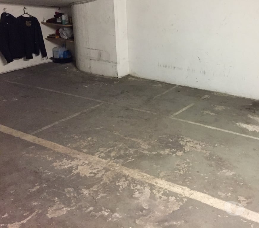 Parkings - Garages Paris Paris 17ème ardt - 75017 - Photos Vivastreet Parking box pour moto scooter Paris 17 Ternes-Maillot
