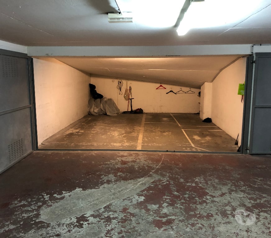 Parkings - Garages Paris Paris 17ème ardt - 75017 - Photos Vivastreet Parking box pour moto scooter Paris 17 Ternes-Maillot