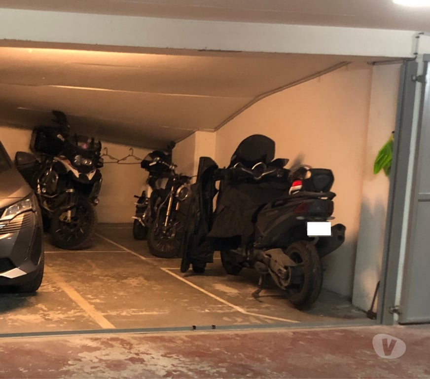 Parkings - Garages Paris Paris 17ème ardt - 75017 - Photos Vivastreet Parking box pour moto scooter Paris 17 Ternes-Maillot