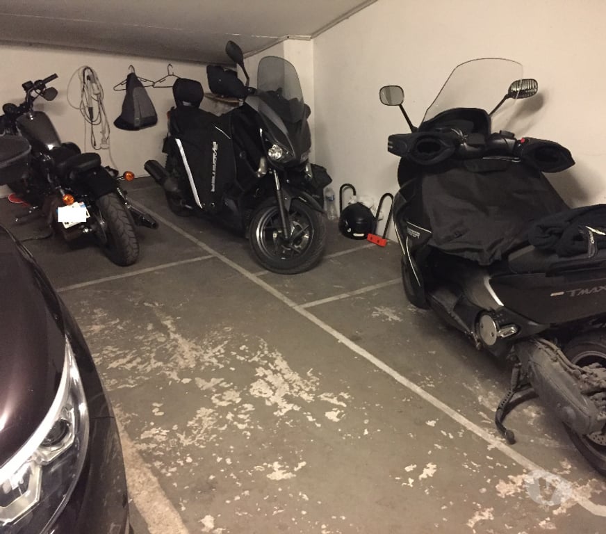 Parkings - Garages Paris Paris 17ème ardt - 75017 - Photos Vivastreet Parking box pour moto scooter Paris 17 Ternes-Maillot