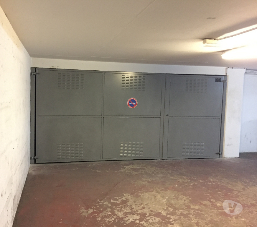 Parkings - Garages Paris Paris 17ème ardt - 75017 - Photos Vivastreet Parking box pour moto scooter Paris 17 Ternes-Maillot