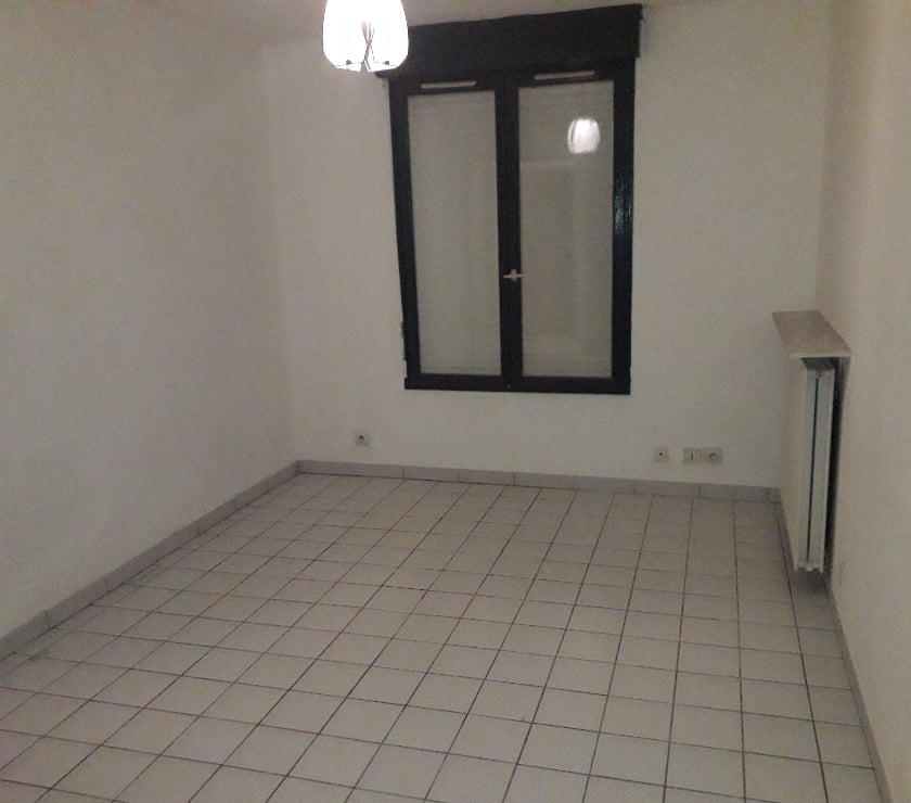 Location appartement Combs la Ville Seine-et-Marne - Photos Vivastreet STUDIO A LOUER COMBS LA VILLE