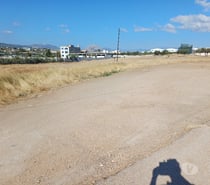 Beau terrain dégagé